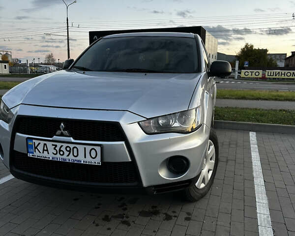 Мицубиси Аутлендер 2010 в Белой Церкве на Automoto.ua Серый Мицубиси Аутлендер, объемом двигателя 2.36 л и пробегом 220 тыс. км за 9000 $, фото 1 на Automoto.ua