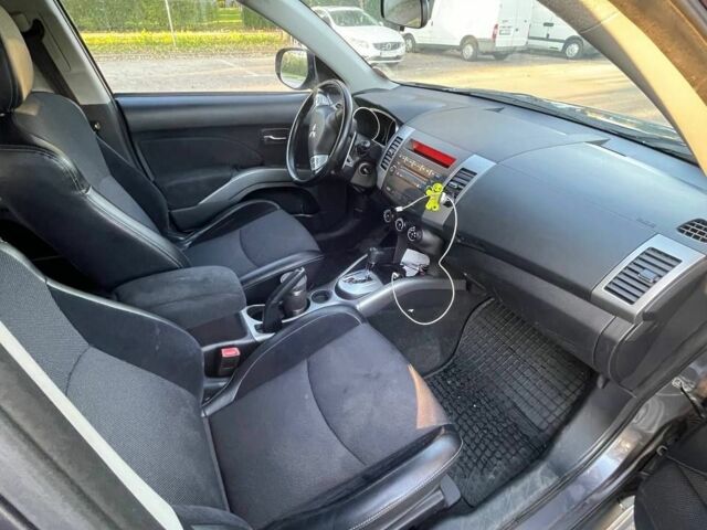 Серый Мицубиси Аутлендер, объемом двигателя 2.4 л и пробегом 138 тыс. км за 9000 $, фото 4 на Automoto.ua