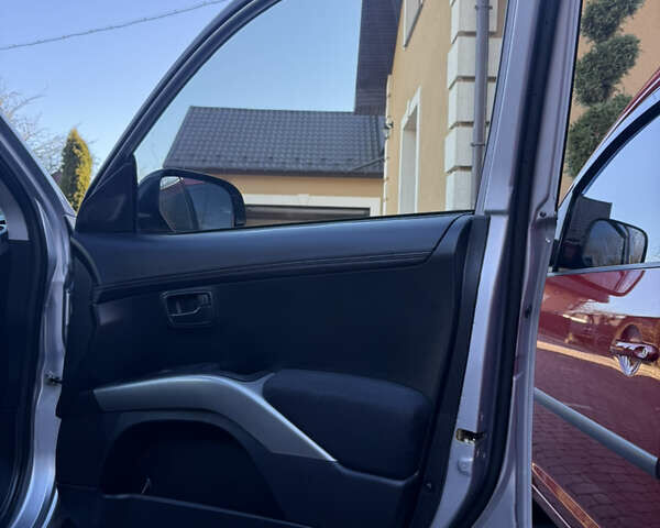 Серый Мицубиси Аутлендер, объемом двигателя 2.4 л и пробегом 218 тыс. км за 9950 $, фото 18 на Automoto.ua