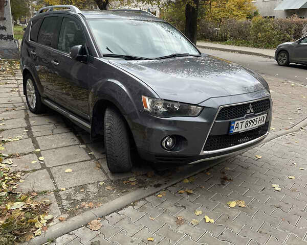 Серый Мицубиси Аутлендер, объемом двигателя 2 л и пробегом 264 тыс. км за 9500 $, фото 1 на Automoto.ua