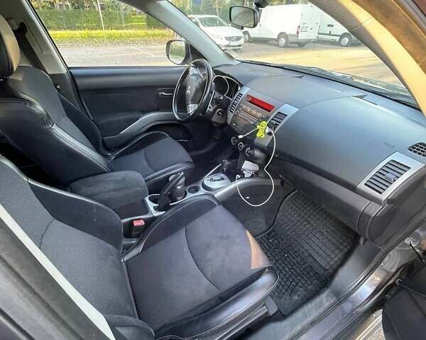 Серый Мицубиси Аутлендер, объемом двигателя 2.4 л и пробегом 321 тыс. км за 9000 $, фото 3 на Automoto.ua