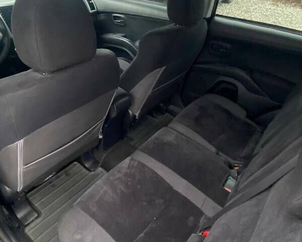 Серый Мицубиси Аутлендер, объемом двигателя 2.36 л и пробегом 143 тыс. км за 11500 $, фото 2 на Automoto.ua