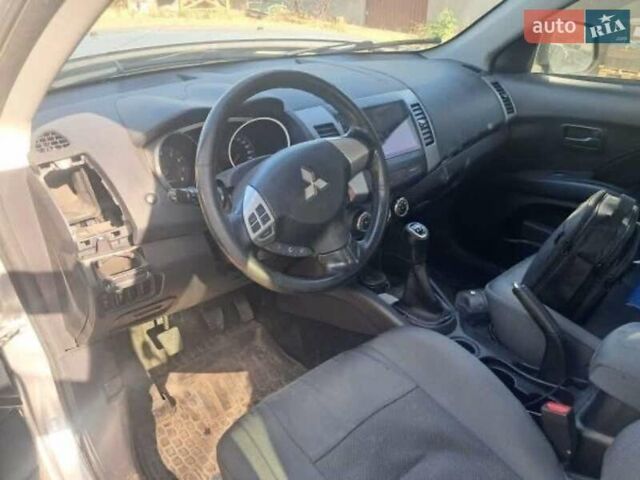 Серый Мицубиси Аутлендер, объемом двигателя 2 л и пробегом 150 тыс. км за 3800 $, фото 4 на Automoto.ua