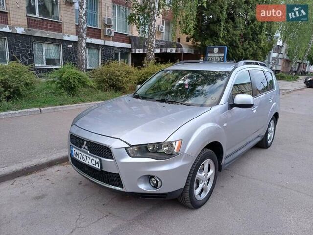 Серый Мицубиси Аутлендер, объемом двигателя 2.36 л и пробегом 205 тыс. км за 9250 $, фото 1 на Automoto.ua