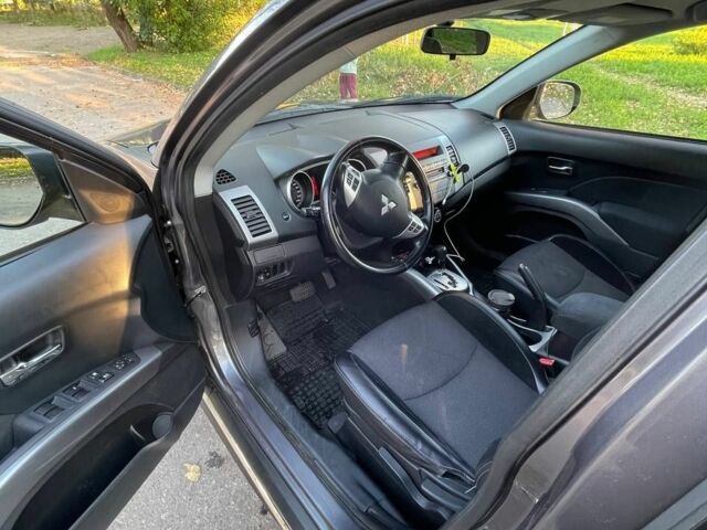 Серый Мицубиси Аутлендер, объемом двигателя 2.4 л и пробегом 138 тыс. км за 9000 $, фото 5 на Automoto.ua