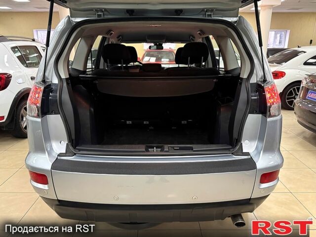 Серый Мицубиси Аутлендер, объемом двигателя 2.4 л и пробегом 182 тыс. км за 10800 $, фото 5 на Automoto.ua