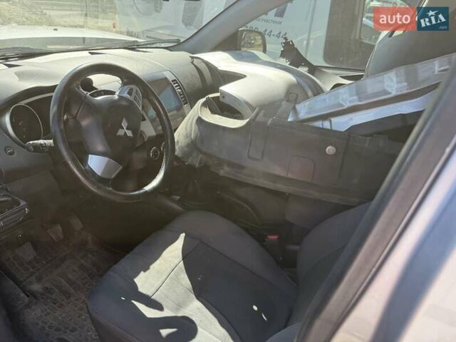 Серый Мицубиси Аутлендер, объемом двигателя 2 л и пробегом 150 тыс. км за 3800 $, фото 3 на Automoto.ua