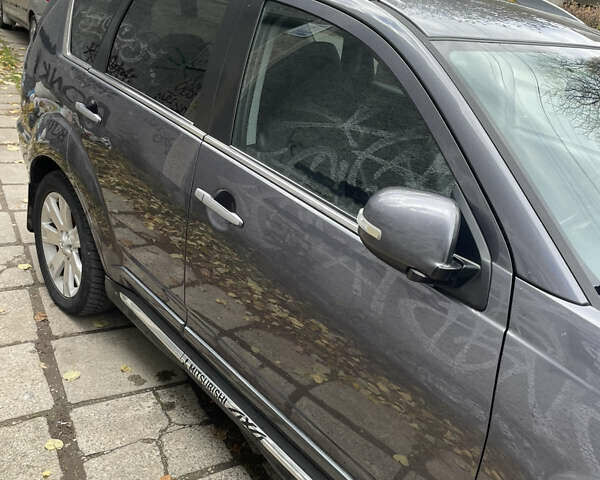 Серый Мицубиси Аутлендер, объемом двигателя 2 л и пробегом 264 тыс. км за 9500 $, фото 4 на Automoto.ua