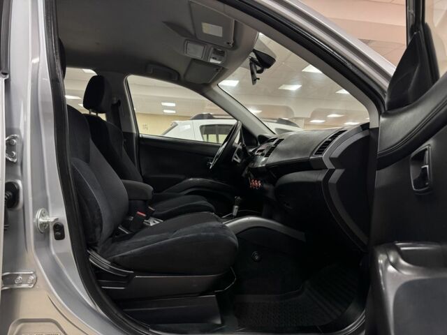 Серый Мицубиси Аутлендер, объемом двигателя 2.4 л и пробегом 182 тыс. км за 10800 $, фото 7 на Automoto.ua