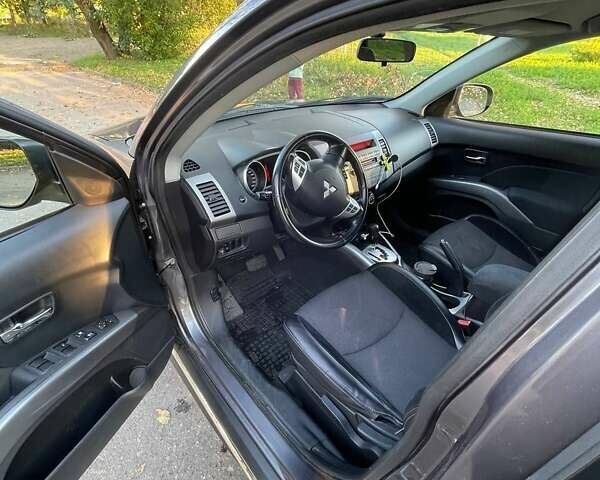 Серый Мицубиси Аутлендер, объемом двигателя 2.4 л и пробегом 321 тыс. км за 9000 $, фото 4 на Automoto.ua