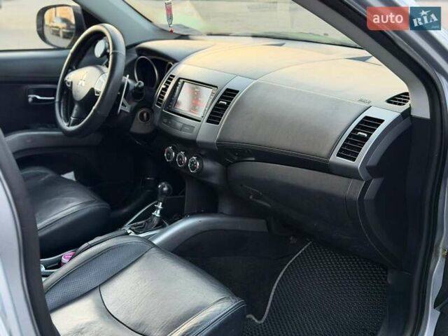 Серый Мицубиси Аутлендер, объемом двигателя 2.18 л и пробегом 294 тыс. км за 10799 $, фото 11 на Automoto.ua