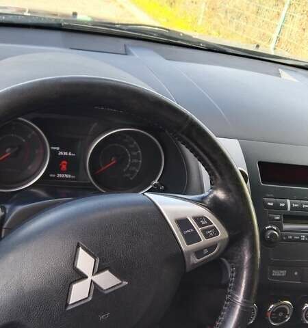 Серый Мицубиси Аутлендер, объемом двигателя 2.3 л и пробегом 294 тыс. км за 9600 $, фото 7 на Automoto.ua