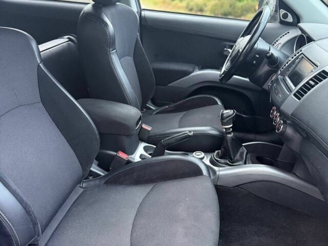 Серый Мицубиси Аутлендер, объемом двигателя 2.3 л и пробегом 279 тыс. км за 4642 $, фото 4 на Automoto.ua