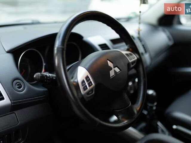 Серый Мицубиси Аутлендер, объемом двигателя 2.27 л и пробегом 291 тыс. км за 9700 $, фото 26 на Automoto.ua