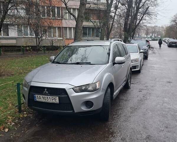 Серый Мицубиси Аутлендер, объемом двигателя 2 л и пробегом 376 тыс. км за 7300 $, фото 2 на Automoto.ua