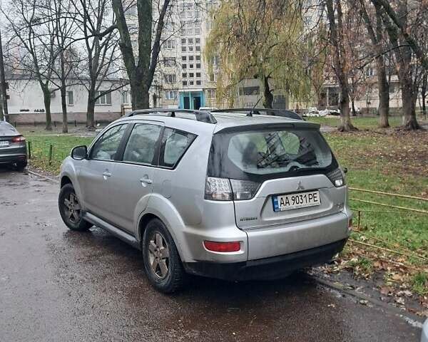 Серый Мицубиси Аутлендер, объемом двигателя 2 л и пробегом 376 тыс. км за 7300 $, фото 1 на Automoto.ua