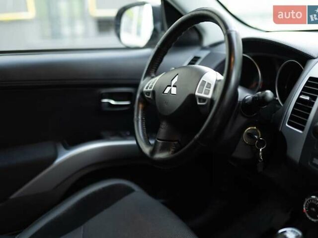 Серый Мицубиси Аутлендер, объемом двигателя 2.27 л и пробегом 291 тыс. км за 9700 $, фото 31 на Automoto.ua