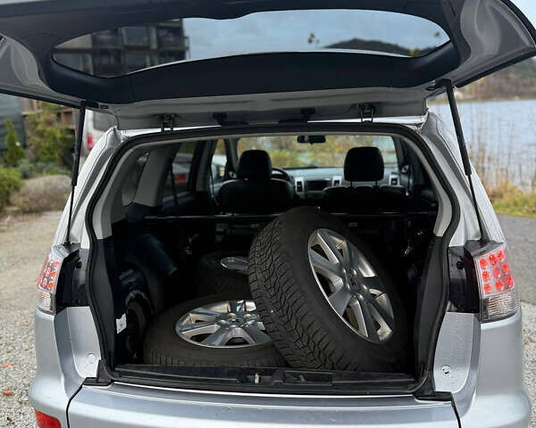 Серый Мицубиси Аутлендер, объемом двигателя 0 л и пробегом 279 тыс. км за 4935 $, фото 6 на Automoto.ua