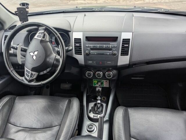 Серый Мицубиси Аутлендер, объемом двигателя 0 л и пробегом 204 тыс. км за 10200 $, фото 5 на Automoto.ua