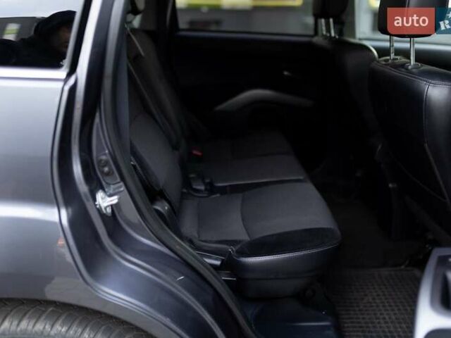 Серый Мицубиси Аутлендер, объемом двигателя 2.27 л и пробегом 291 тыс. км за 9700 $, фото 14 на Automoto.ua