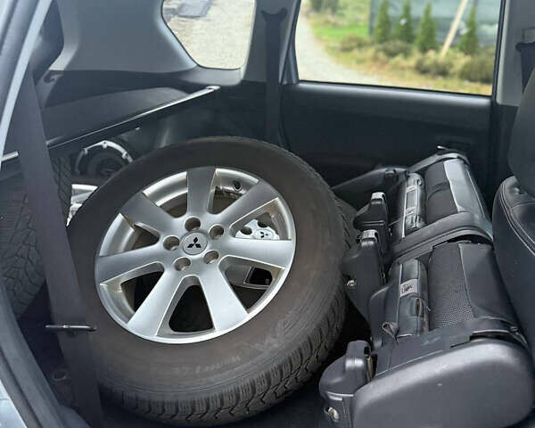 Серый Мицубиси Аутлендер, объемом двигателя 0 л и пробегом 279 тыс. км за 4935 $, фото 5 на Automoto.ua