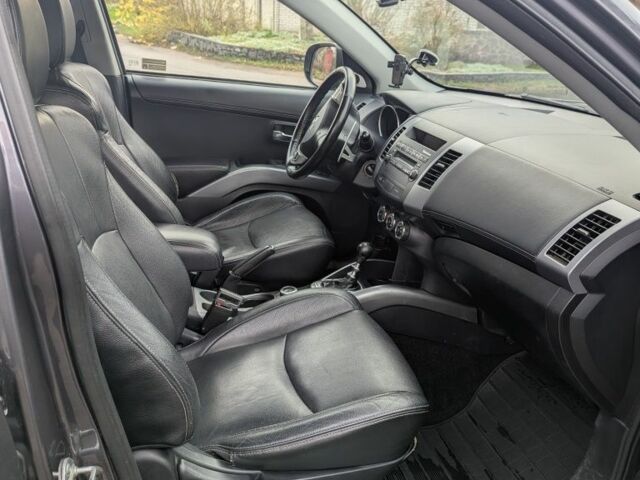 Серый Мицубиси Аутлендер, объемом двигателя 0 л и пробегом 204 тыс. км за 10200 $, фото 6 на Automoto.ua