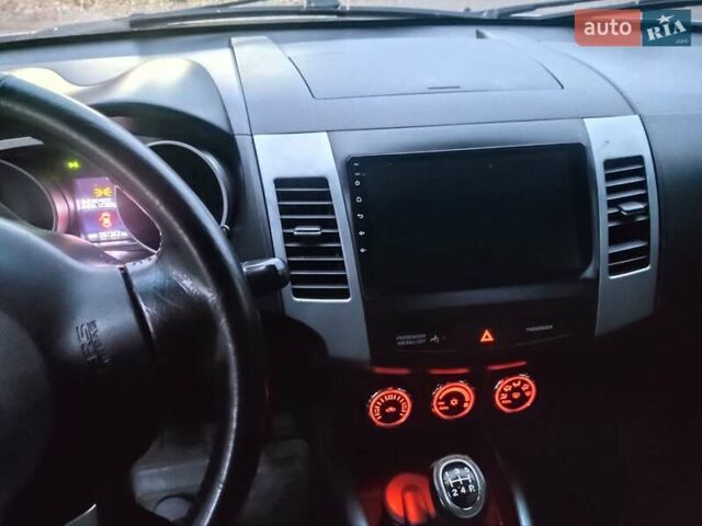 Серый Мицубиси Аутлендер, объемом двигателя 2 л и пробегом 205 тыс. км за 9600 $, фото 1 на Automoto.ua