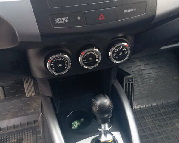 Сірий Міцубісі Аутлендер, об'ємом двигуна 2.18 л та пробігом 239 тис. км за 12000 $, фото 19 на Automoto.ua