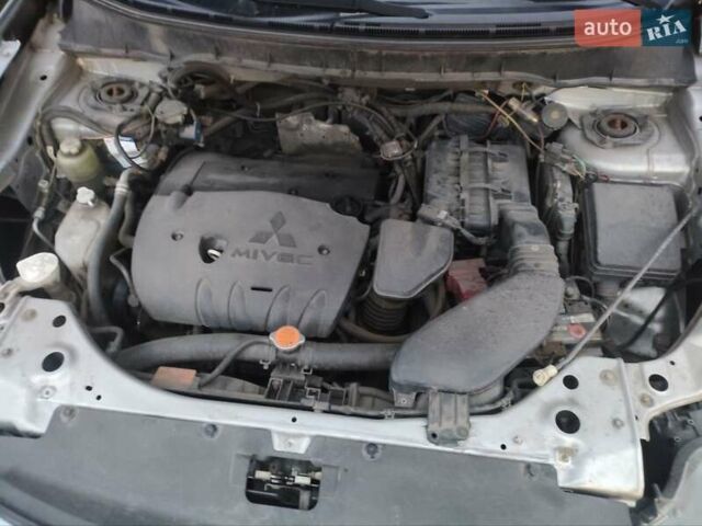 Серый Мицубиси Аутлендер, объемом двигателя 2 л и пробегом 205 тыс. км за 9600 $, фото 4 на Automoto.ua