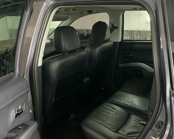 Серый Мицубиси Аутлендер, объемом двигателя 2 л и пробегом 225 тыс. км за 10500 $, фото 4 на Automoto.ua