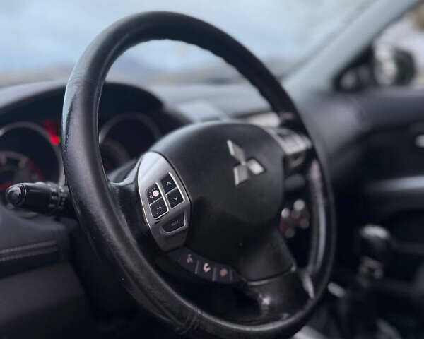 Серый Мицубиси Аутлендер, объемом двигателя 0 л и пробегом 279 тыс. км за 4935 $, фото 7 на Automoto.ua