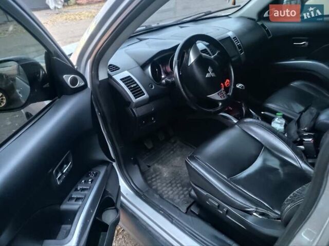 Серый Мицубиси Аутлендер, объемом двигателя 2 л и пробегом 205 тыс. км за 9600 $, фото 3 на Automoto.ua