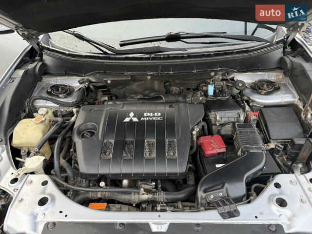 Сірий Міцубісі Аутлендер, об'ємом двигуна 2.27 л та пробігом 310 тис. км за 13000 $, фото 16 на Automoto.ua