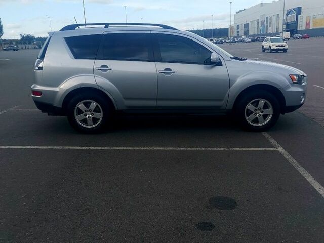 Серый Мицубиси Аутлендер, объемом двигателя 2 л и пробегом 203 тыс. км за 12000 $, фото 2 на Automoto.ua