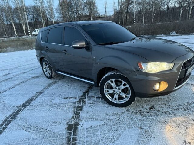 Серый Мицубиси Аутлендер, объемом двигателя 3 л и пробегом 220 тыс. км за 7700 $, фото 2 на Automoto.ua