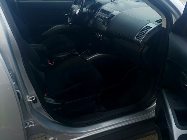 Серый Мицубиси Аутлендер, объемом двигателя 2 л и пробегом 203 тыс. км за 12000 $, фото 4 на Automoto.ua