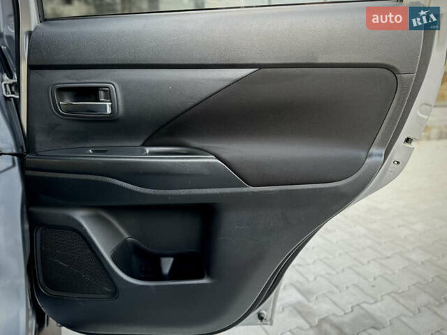 Сірий Міцубісі Аутлендер, об'ємом двигуна 2.36 л та пробігом 225 тис. км за 10500 $, фото 15 на Automoto.ua