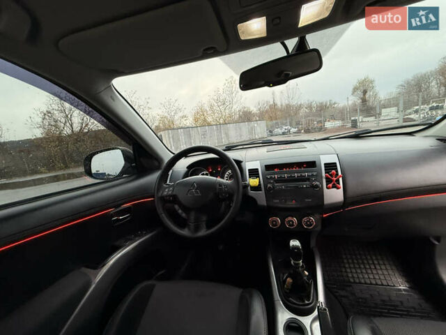 Сірий Міцубісі Аутлендер, об'ємом двигуна 2.27 л та пробігом 310 тис. км за 13000 $, фото 10 на Automoto.ua
