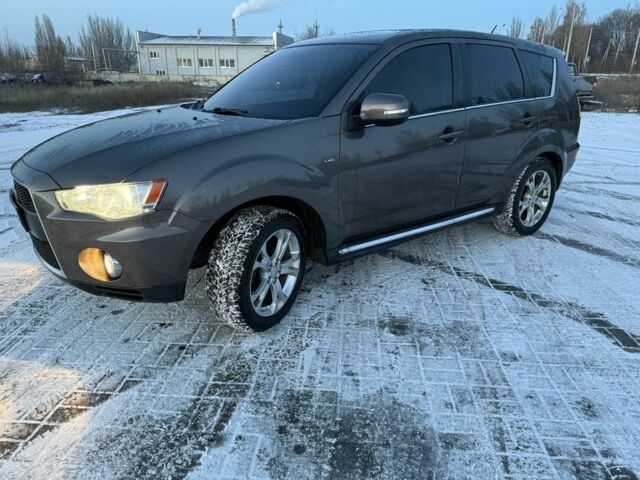 Серый Мицубиси Аутлендер, объемом двигателя 3 л и пробегом 220 тыс. км за 7700 $, фото 1 на Automoto.ua