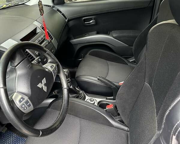 Серый Мицубиси Аутлендер, объемом двигателя 2.27 л и пробегом 207 тыс. км за 11000 $, фото 2 на Automoto.ua