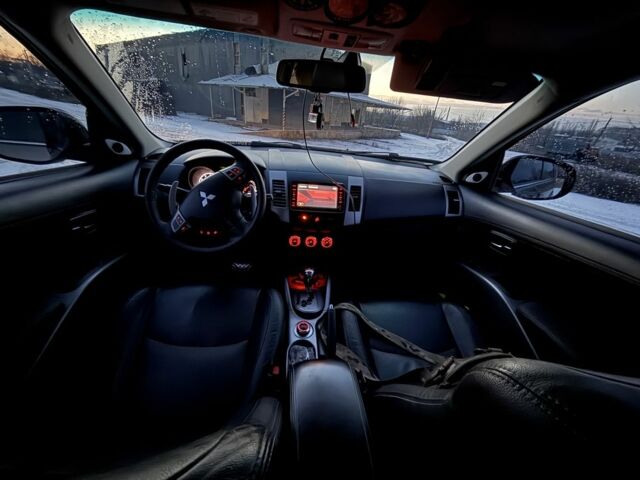 Серый Мицубиси Аутлендер, объемом двигателя 3 л и пробегом 220 тыс. км за 7700 $, фото 5 на Automoto.ua