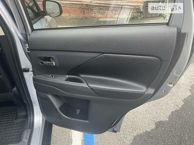 Сірий Міцубісі Аутлендер, об'ємом двигуна 2.4 л та пробігом 135 тис. км за 13500 $, фото 27 на Automoto.ua