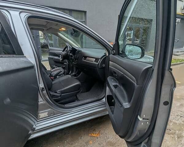 Серый Мицубиси Аутлендер, объемом двигателя 2.27 л и пробегом 232 тыс. км за 12500 $, фото 17 на Automoto.ua