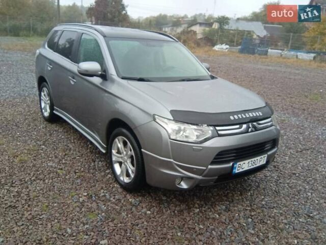 Серый Мицубиси Аутлендер, объемом двигателя 2.27 л и пробегом 232 тыс. км за 12500 $, фото 2 на Automoto.ua