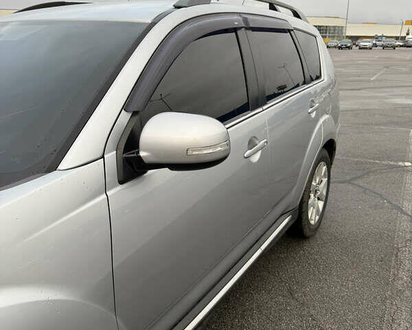 Сірий Міцубісі Аутлендер, об'ємом двигуна 2.27 л та пробігом 310 тис. км за 13000 $, фото 3 на Automoto.ua