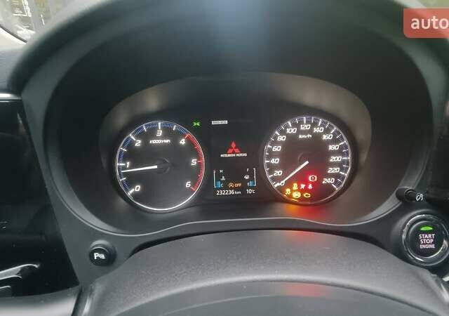 Серый Мицубиси Аутлендер, объемом двигателя 2.27 л и пробегом 232 тыс. км за 12500 $, фото 11 на Automoto.ua