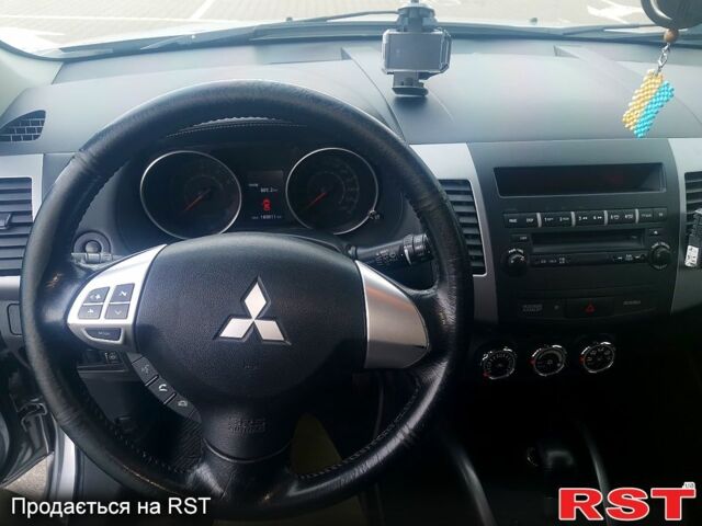 Серый Мицубиси Аутлендер, объемом двигателя 2 л и пробегом 203 тыс. км за 12000 $, фото 1 на Automoto.ua