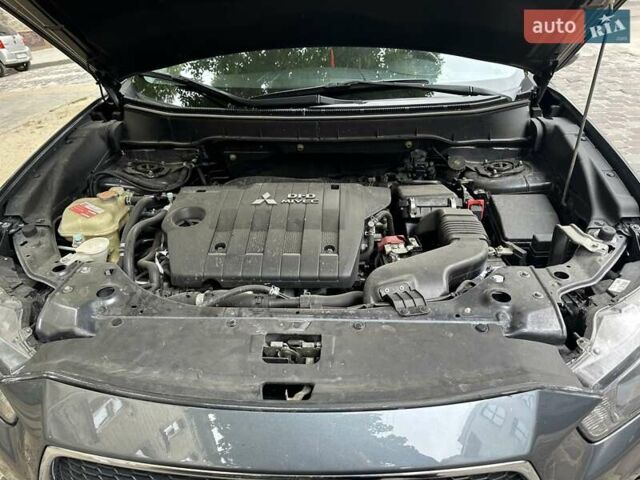 Серый Мицубиси Аутлендер, объемом двигателя 2.27 л и пробегом 207 тыс. км за 11000 $, фото 5 на Automoto.ua