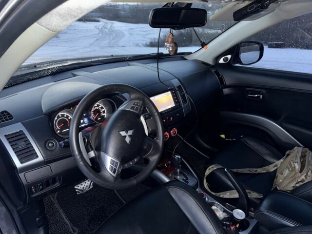 Серый Мицубиси Аутлендер, объемом двигателя 3 л и пробегом 220 тыс. км за 7700 $, фото 4 на Automoto.ua