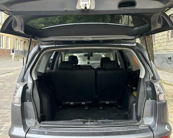 Серый Мицубиси Аутлендер, объемом двигателя 2.27 л и пробегом 207 тыс. км за 11000 $, фото 3 на Automoto.ua